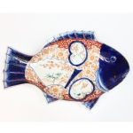 Grande e bela travessa em porcelana policromada Imari representando peixe. Japão, Meiji, Séc. XIX. 35 x 24 cm. (Devido a fragilidade desse lote, seu envio só será realizado através de transportadora especializada).