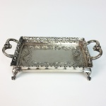 Mini tabuleiro em prata de lei fundida e cinzelada. 120 gr. 13 x 7 cm.