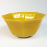 Beijing Glass. Bowl oitavado em pasta de vidro na cor amarela. China, Séc. XIX. 7 x 16 cm de altura.  (Devido a fragilidade desse lote, seu envio só será realizado através de transportadora especializada).