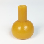 Beijing Glass. Vaso em pasta de vidro na cor amarelo. China, Séc. XIX. 7 cm de altura. (Devido a fragilidade desse lote, seu envio só será realizado através de transportadora especializada).