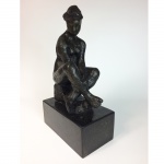 Bruno Giorgi (1905-1993). Mulher Sentada. Escultura em bronze com base em mármore preto. Assinada. 35 x 23 x 14 cm a escultura e 46 x 26 x 15 cm o total.