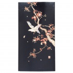 Bela e rara placa em laca decorada com madrepérola e marfim representando pássaros, árvores e flores. Assinada. Japão, Meiji, Séc. XIX. 91 x 48 cm.