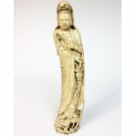 Belíssima Kuan Yin executada em marfim com ricamente esculpida. China, Séc. XIX. 36 cm de altura.