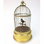 Caixa musical representando gaiola com pássaro. França. 32 x 16 cm.