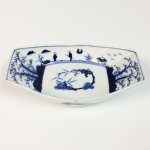 Corvilhete em porcelana azul e branca. Japão, Meiji, Séc. XIX. 4 x 16 x 10 cm. (Devido a fragilidade desse lote, seu envio só será realizado através de transportadora especializada).