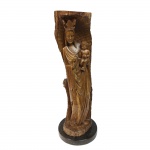 Grande escultura em madeira encerada representando Nossa Senhora com menino, esculpida em um único bloco. Base em granito. Europa, princípio do Séc. XX. 57 cm com a base e 54 cm sem.