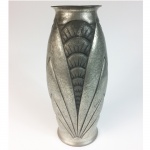 Belo vaso em metal prateado Art Deco. Cerca de 1920. 32 cm de altura. Assinado.
