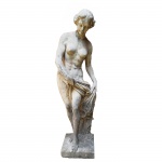 Escultura em pedra (cimento) representando mulher nua. Itália, provavelmente ainda do final do Séc. XIX. 170 cm de altura. (Devido a fragilidade desse lote, seu envio só será realizado através de transportadora especializada).