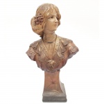 Escultura em terracota representando figura de busto feminino. Assinado na base. Provavelmente Europa, princípio do Séc. XX. 50 cm de altura.