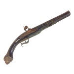 Antiga garrucha obsoleta com cabo em madeira. Incrustações em madrepérola e fios de metal (No estado). Brasil, Séc. XIX. 44 cm.