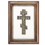 Raríssimo crucifixo em bronze dourado e esmalte com desenhos em relevo, representando a figura de Cristo crucificado e atributos. Peça possivelmente do período gótico, de origem francesa, do Séc. XIII/XIV. 37 x 19 cm.