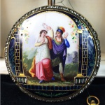 Evvans-London. Relógio de bolso à corda, decorado com pedras e pintura esmaltada. Europa, Séc. XVIII/XIX. 5,5 cm de diâmetro.