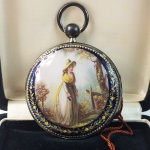 Relógio de bolso à corda decorado com pintura esmaltada. Acompanha caixa de prata. Europa, Séc. XVIII/XIX. 5,5 cm de diâmetro.