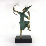 TAILÂNDIA - Antigo arqueiro em bronze com detalhes patinado na cor verde, fixado em Base de madeira na cor preto. Exemplar em excelente estado. Dimensões: 26 cm altura.