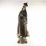 ARTE SACRA -  Linda e robusta escultura de Nossa Senhora em bronze, possivelmente de origem Européia, rica em detalhes. Coroa fixada podendo ser substituída. Exemplar antigo e em excelente estado. Presença de arranhões. Dimensões: 45 cm x 16 cm x 11 cm / Peso: 5.200 kg.