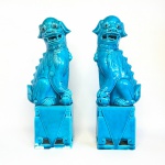 Antigo casal de Cães de Fó, de procedência Oriental, construído em porcelana esmaltada na cor azul Turquesa. Ínfimos desgastes. Exemplares em excelente estado. Dimensões: 31 cm x 11 cm x 7 cm.