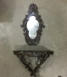 Belo Console  em madeira com espelho decorados com folhas de acanto. Dimensões: Console: 38 cm x 63 cm / Espelho: 69 cm x  39 cm.