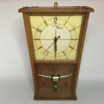 TAGUS DIPIM- Antigo e belo relógio de parede, anos 60, no formato retangular, em madeira e vidro. Precisando de manutenção. Dimensões: 41 cm x 25 cm x 10 cm.