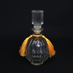 Bela garrafa em vidro canelado com detalhes em tecido amarelo. Dimensões: 20 cm. 