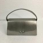 Bolsa de mão cinza da marca Paquetá.