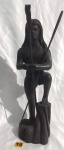 Escultura de madeira nobre retratando nativo indígena brasileiro, possivelmente Aymoré. Apresenta armas móveis e removíveis muito utilizadas em caças e guerras, em expressivas feições. 41x12x14 cm.
