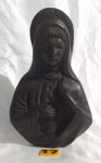 Arte Sacra - Escultura em madeira nobre representando Nossa Senhora. Assinatura não identificada na base. Alt. 22cm.