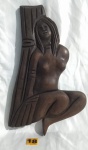 Escultura de madeira nobre retratando nativa indígena brasileiro, em expressivas feições. 38x22 cm.