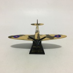 Miniatura de avião da coleção MAISTO , modelo  Supermarine Spitfire MK.VB .Exemplar em excelente estado. Dimensôes : 6 cm x 11 cm x 13 cm.