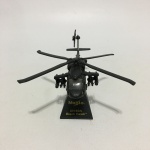 Miniatura de helicóptero da coleção MAISTO , modelo UH- 60 A Black Hawk. Exemplar em excelente estado. Dimensões: 7 cm x 11 cm x 11 cm .