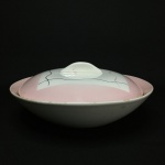 EUGENIO -  SÃO JOSÉ DOS CAMPOS - Antiga travessa circular  com tampa em porcelana esmaltada na cor rosa. Presença de pequeno bicado na tampa. Dimensões : 9 cm x 25 cm .