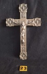 Belíssimo crucifixo para parede produzido em bronze, possui decoração Rocaille, com representação de rostos de Anjos, maior comprimento 27 cm, século XIX/XX.