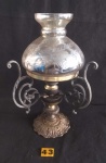 Belíssimo este abajur em metal e bronze trabalhado e cúpula em vidro âmbar com exuberante lapidação, década de 50, medindo 33cm x 18cm.