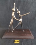 Magnifica escultura de bailarinos em metal patinado e base de madeira. Medindo, 27 cm de altura por 25 cm de comprimento.