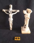 Par de escultura em resina representando crucifixo com jesus medindo 19x12 cm e ninfa medindo 17 cm. OBS. Ninfa tá com uma pequena bicada na mão.