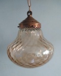 Espetacular este lustre em bronze e cúpula em vidro âmbar lapdado, bocal 10, medindo 24cm aproximadamente.