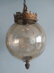 Espetacular este lustre em bronze e cúpula em vidro âmbar com linda lapdação, bocal 10, medindo 27cm aproximadamente.