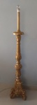 Tocheiro em madeira de lei séc. XVIII, ricamente entalhado, policromia dourada com adaptação para abajur med. 135 cm alt