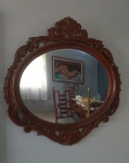 Belíssimo espelho com moldura em madeira maciça ricamente entelhada med. aprox. 99x97 cm.