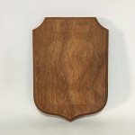 Antigo  escudo em madeira nobre. Belo acabamento. Dimensões ; 21 cm x 15 cm x 2 cm.