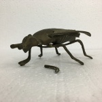 Antigo cinzeiro em bronze  no formato de inseto. Uma pata quebrada. Dimensões: Aproximadamente 6 cm x 8 cm x 14 cm.