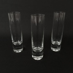 Conjunto com três copos longos em vidro para licor. Dimensões: 13 cm.