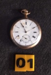 Antigo relógio de bolso OMEGA- Illinois Watch Case Co num. 5308171 MADE USA. Fundo de porcelana com números em romanos e segundeiro. Funcionando, medindo 5 cm diam. OBS. Apresenta desgaste no mostrador.