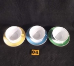 Conjunto de 3 Xícaras com pires de coleção confeccionada em porcelana mauá, três cores diferente e detalhes em ouro. med. 8,5 cm.