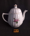 Belíssimo bule para chá em porcelana branca, peça decorada com flores em policromia, filetadas a ouro. Med. 17x20cm aproximadamente.