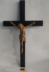 Secular e belíssimo este crucifixo de madeira com imagem de cristo crucificado ricamente elaborado em bronze, medindo 52,5 cm x 29,5 cm.