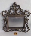 Lindíssimo e centenário porta retrato/espelho de mesa em bronze com moldura em bordados fenestrados, medindo 24x24cm aproximadamente.