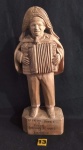 Escultura de Luiz Gonzaga em madeira toda entalhada a mão com dedicatória. Med. 36cm.