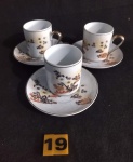 Belíssimo e delicado este conjunto contendo três xícaras de café c/ pires em porcelana S.T., ricamente ornados com farta policromia com imagem de flores. med. 5,5cm.