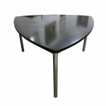 Bela mesa triangular com pés em metal prateado com tampo em madeira na cor preta. Estrutura resistente. Presença de arranhões. Dimensões: 74 cm altura. Tampo - 140 cm x 140 cm x 140 cm.