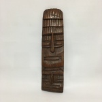 BAHIA - Antiga talha em madeira com rosto de figura humana entalhada. Dimensões: 38 cm x 11 cm.